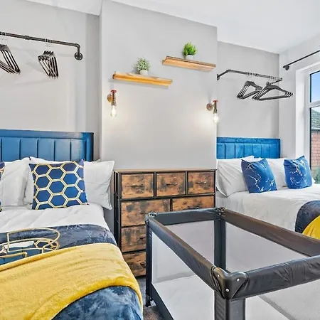 Amazing Family Apartment, Sleeps 6, Cot, Work Desk Apartament *
