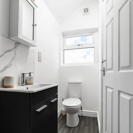 Amazing Family Apartment, Sleeps 6, Cot, Work Desk *