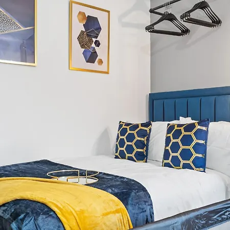 Amazing Family Apartment, Sleeps 6, Cot, Work Desk Birmingham